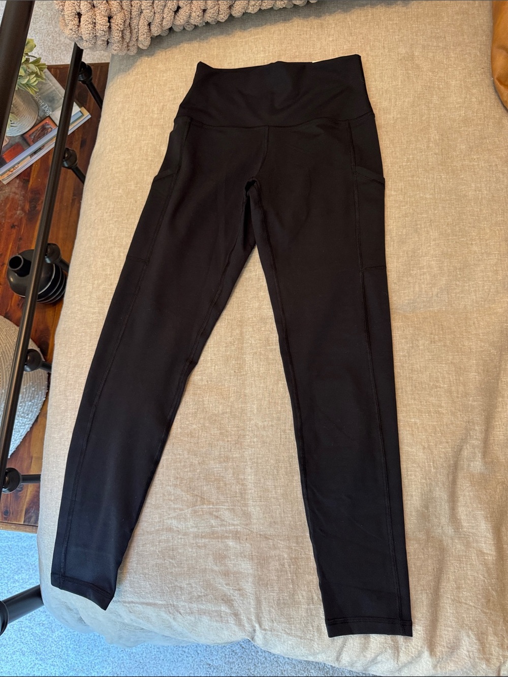 High-Waist Black Leggings with Side Pockets